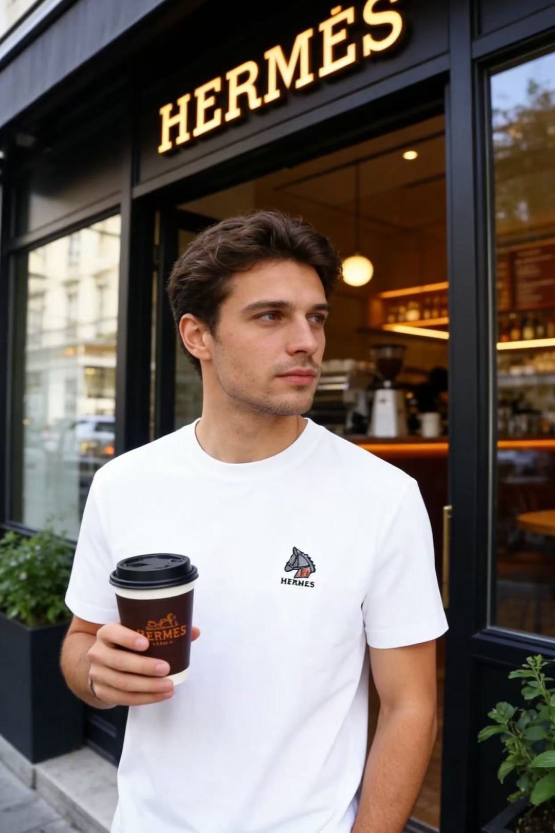 🔥爱马仕.26夏季新品，时尚男士百搭短袖👍利落廓形打造干净松弛的上身效果，经典圆领设计大方得体，胸口精致