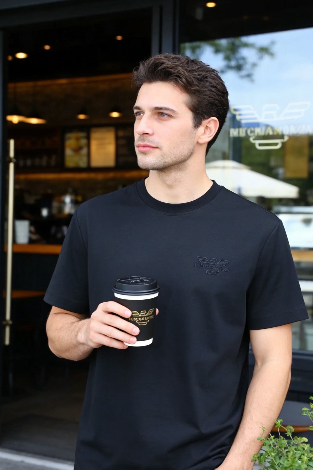 🔥阿玛尼.26夏季新品，时尚男士百搭短袖👍极简主义的廓形剪裁，自带利落高级的松弛气场。圆领线条干净利落，