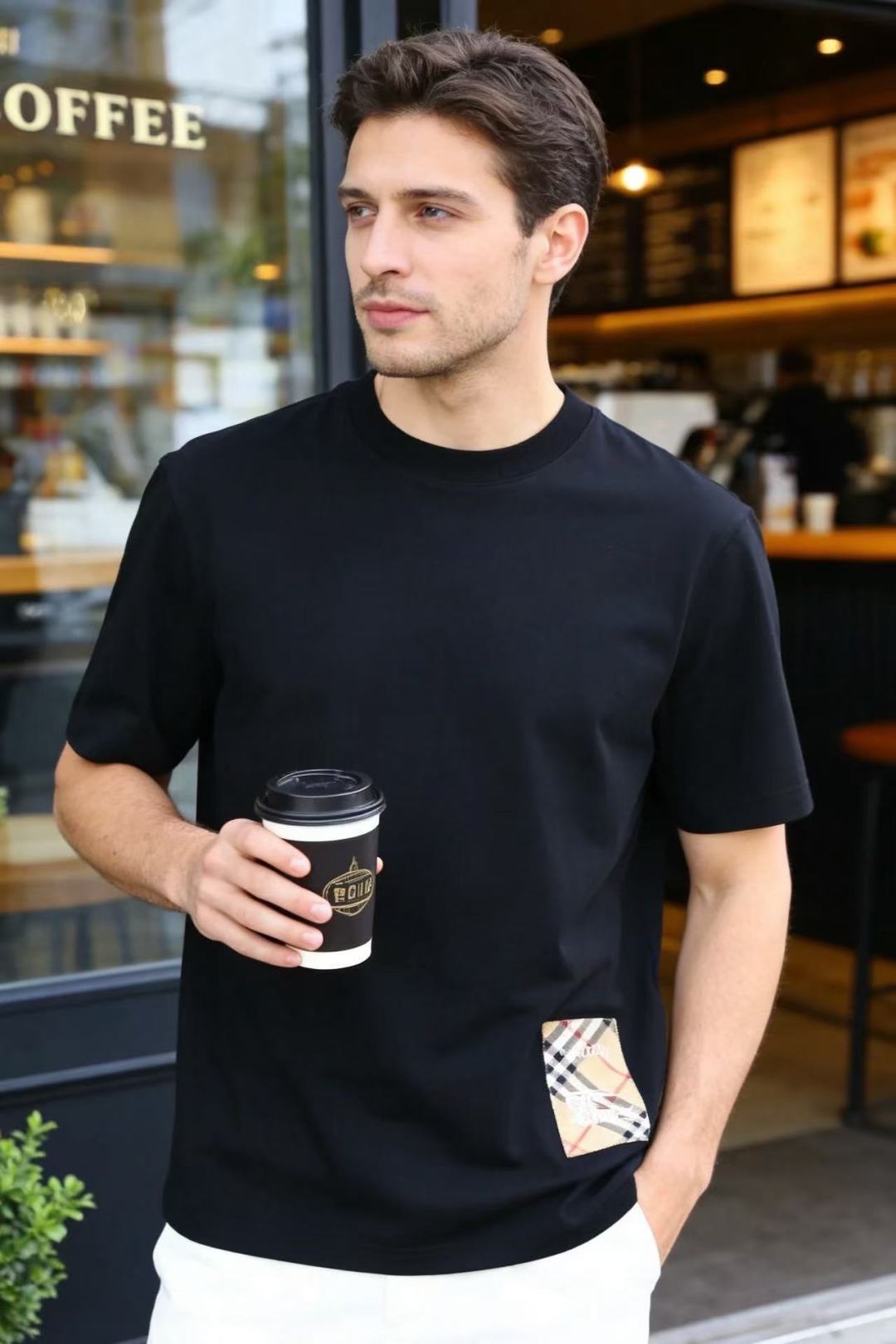 🔥巴宝丽.26夏季新品，男士经典百搭圆领短袖👍采用天丝长绒棉面料，利落廓形打造松弛高级质感，经典圆领设计