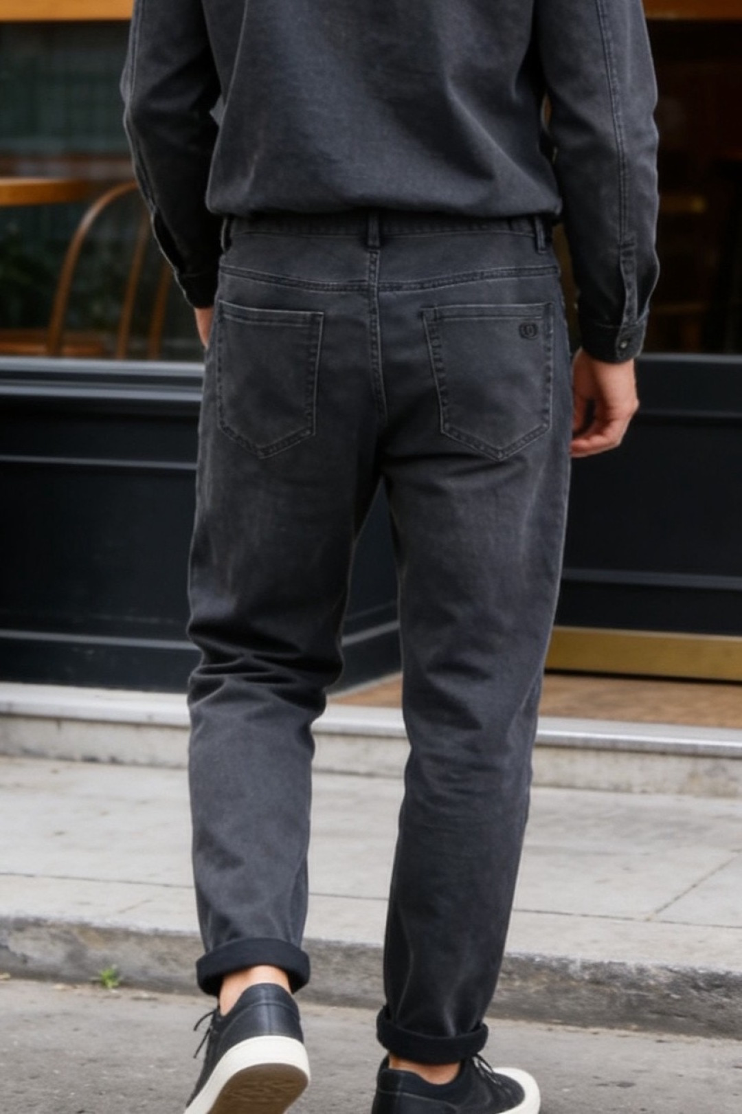 🔥华伦天奴.26夏季新品，时尚男士百搭牛仔裤👖利落剪裁打造挺括修身版型，自带垂坠质感。后腰标识低调彰显品