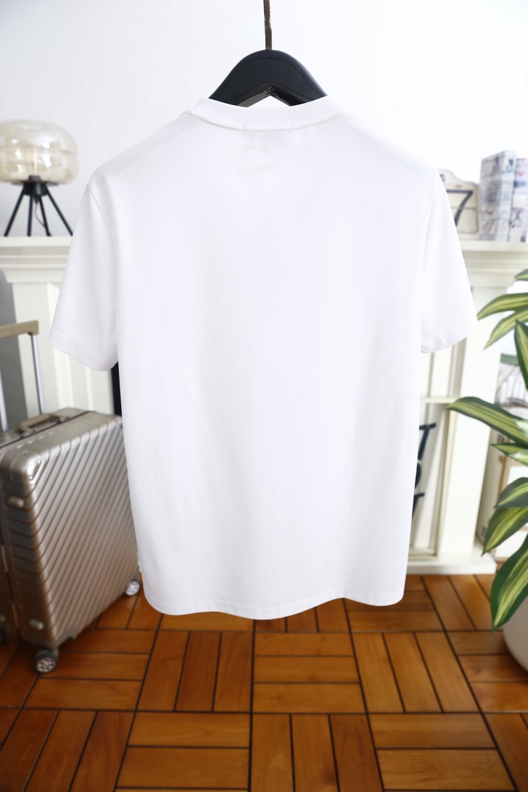 🔥迪奥.26夏季新品！时尚男士百搭圆领短袖！采用舒适透气桑蚕丝面料👍线条利落流畅，领口处饰有细节织带，暗