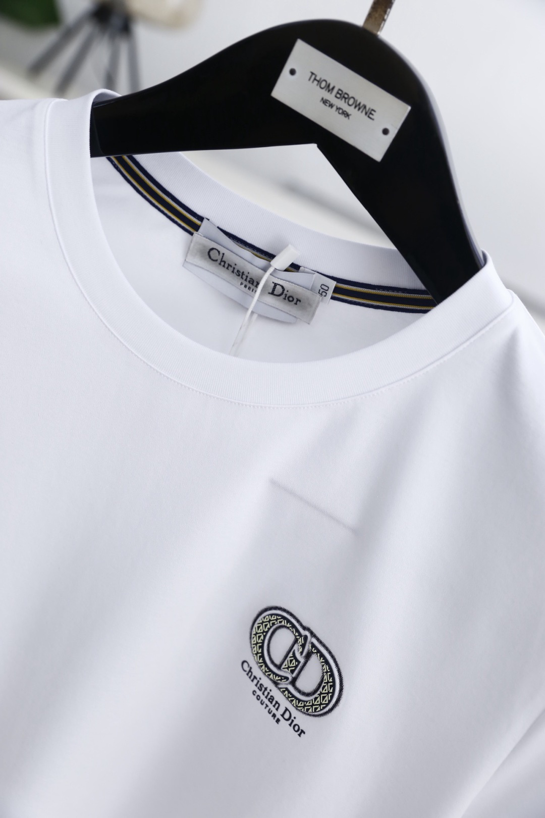 🔥迪奥.26夏季新品！时尚男士百搭圆领短袖！采用舒适透气桑蚕丝面料👍线条利落流畅，领口处饰有细节织带，暗