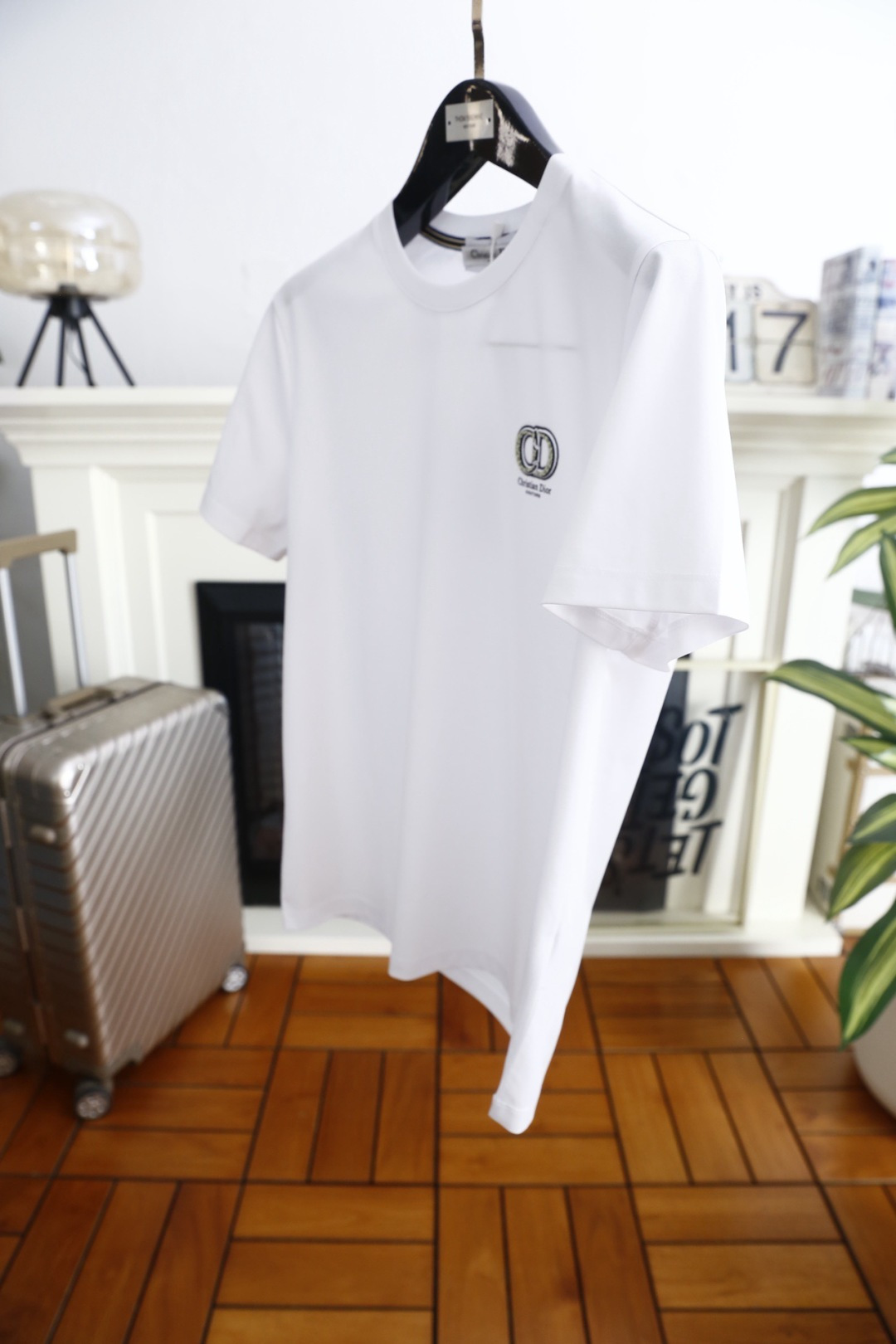 🔥迪奥.26夏季新品！时尚男士百搭圆领短袖！采用舒适透气桑蚕丝面料👍线条利落流畅，领口处饰有细节织带，暗