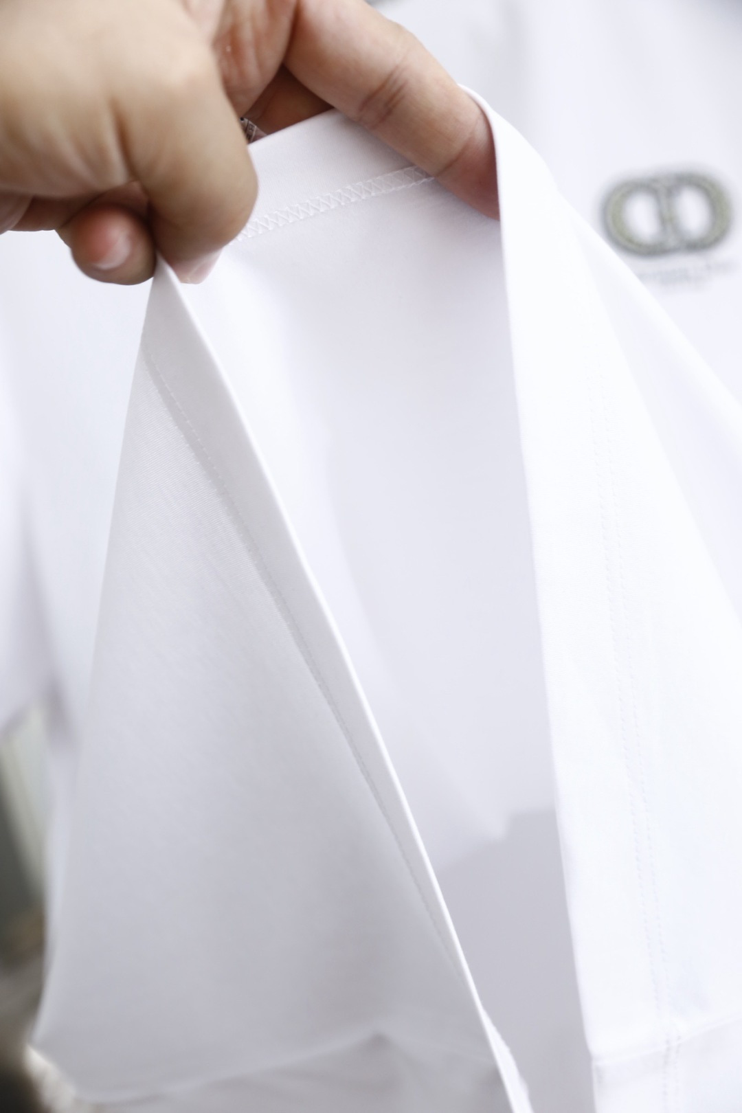 🔥迪奥.26夏季新品！时尚男士百搭圆领短袖！采用舒适透气桑蚕丝面料👍线条利落流畅，领口处饰有细节织带，暗