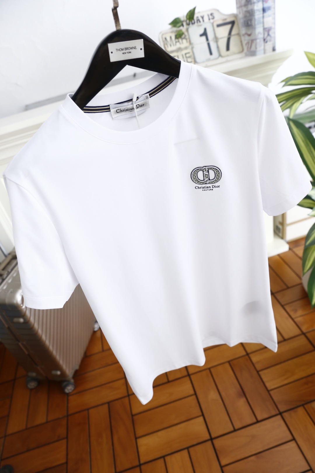 🔥迪奥.26夏季新品！时尚男士百搭圆领短袖！采用舒适透气桑蚕丝面料👍线条利落流畅，领口处饰有细节织带，暗