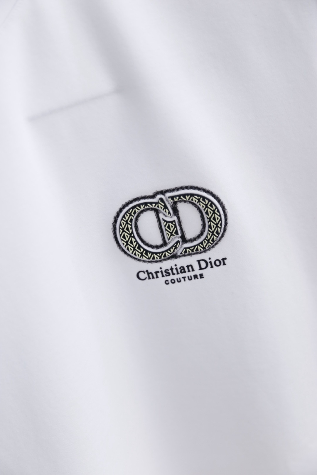 🔥迪奥.26夏季新品！时尚男士百搭圆领短袖！采用舒适透气桑蚕丝面料👍线条利落流畅，领口处饰有细节织带，暗