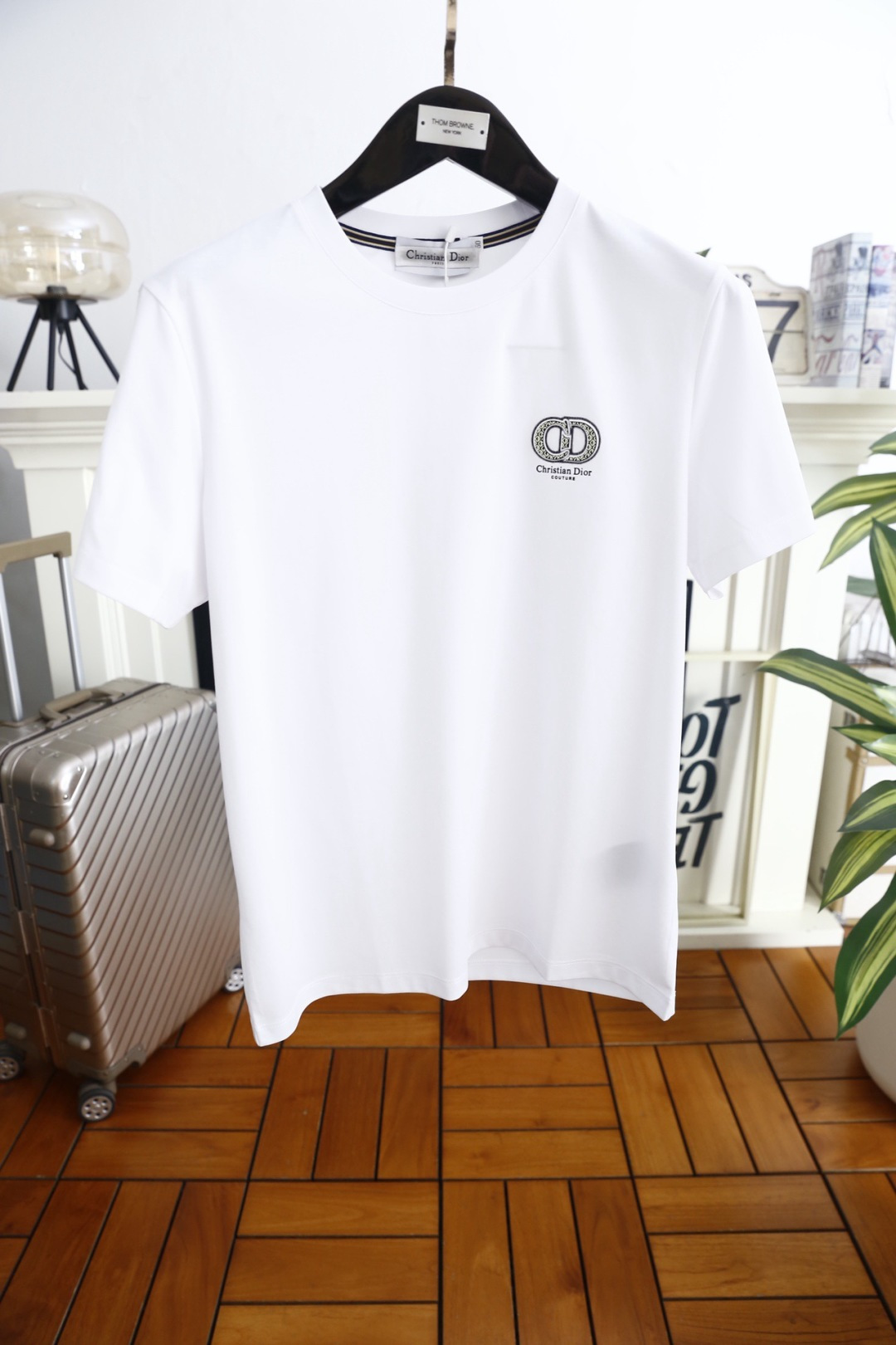 🔥迪奥.26夏季新品！时尚男士百搭圆领短袖！采用舒适透气桑蚕丝面料👍线条利落流畅，领口处饰有细节织带，暗