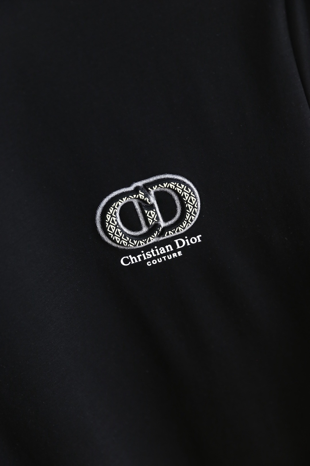 🔥迪奥.26夏季新品！时尚男士百搭圆领短袖！采用舒适透气桑蚕丝面料👍线条利落流畅，领口处饰有细节织带，暗