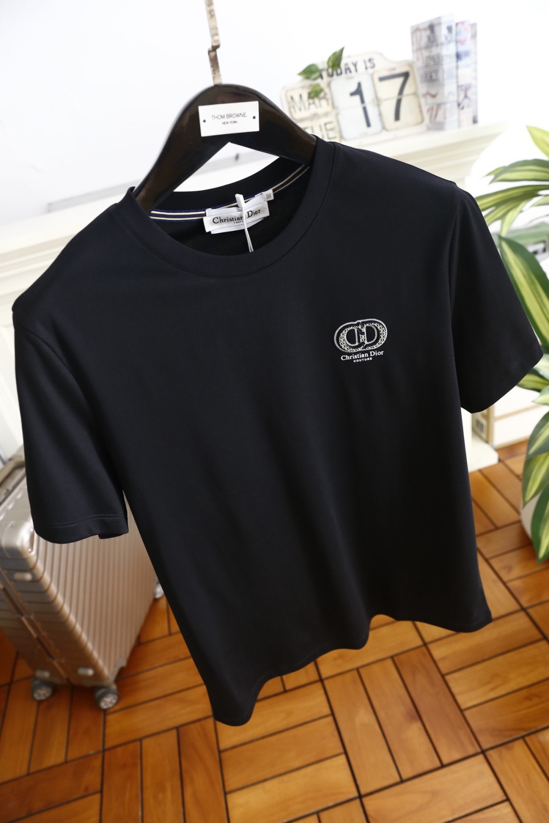 🔥迪奥.26夏季新品！时尚男士百搭圆领短袖！采用舒适透气桑蚕丝面料👍线条利落流畅，领口处饰有细节织带，暗