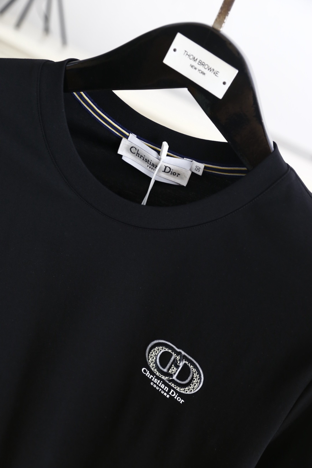 🔥迪奥.26夏季新品！时尚男士百搭圆领短袖！采用舒适透气桑蚕丝面料👍线条利落流畅，领口处饰有细节织带，暗