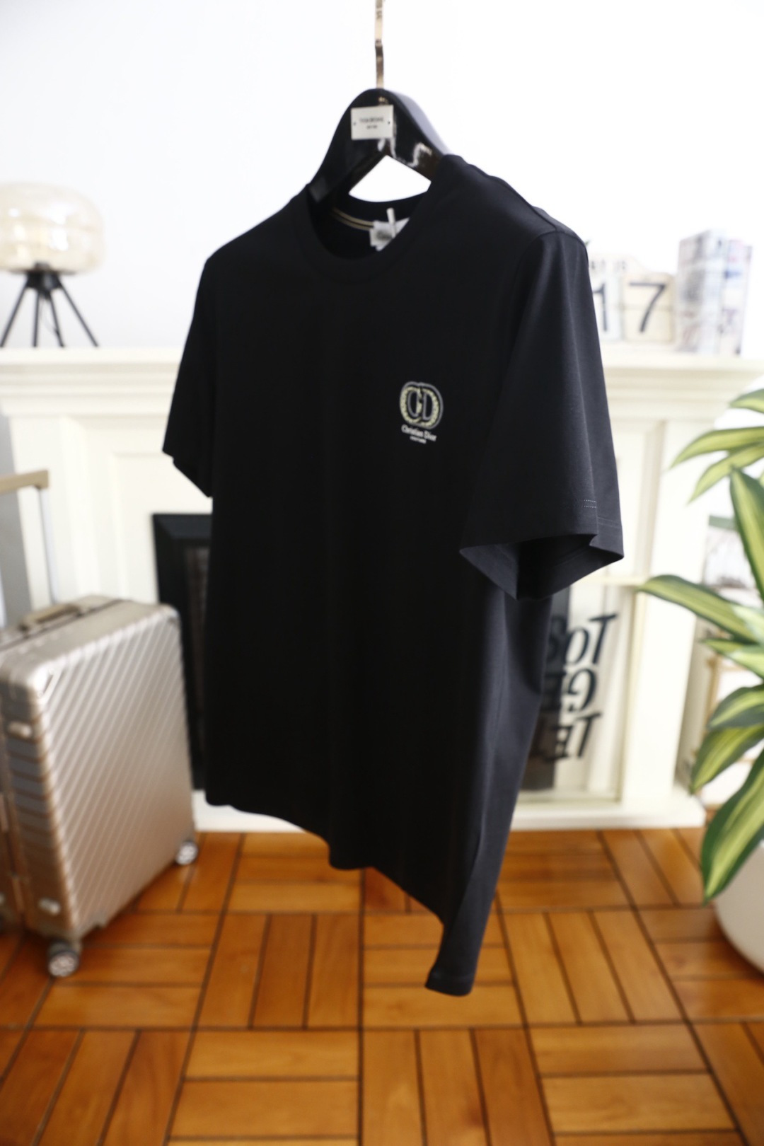 🔥迪奥.26夏季新品！时尚男士百搭圆领短袖！采用舒适透气桑蚕丝面料👍线条利落流畅，领口处饰有细节织带，暗