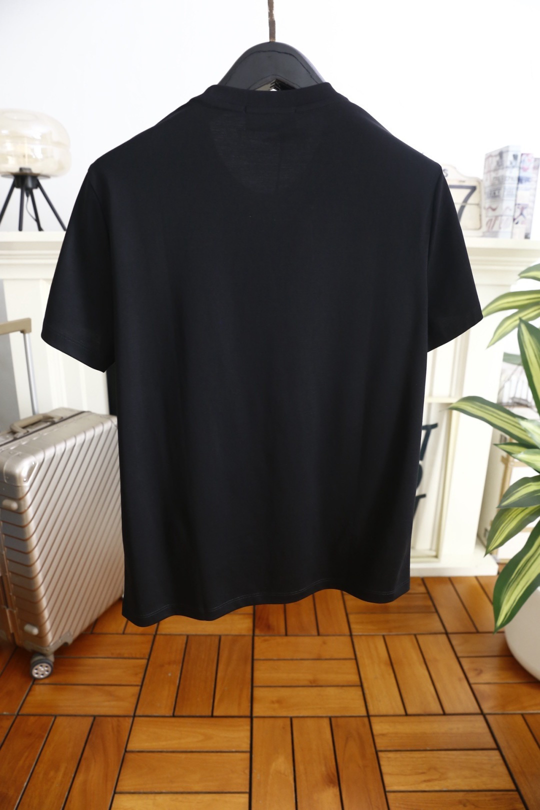 🔥迪奥.26夏季新品！时尚男士百搭圆领短袖！采用舒适透气桑蚕丝面料👍线条利落流畅，领口处饰有细节织带，暗