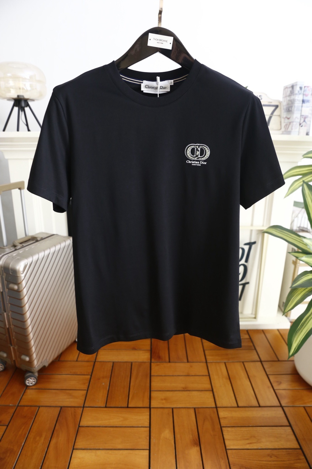 🔥迪奥.26夏季新品！时尚男士百搭圆领短袖！采用舒适透气桑蚕丝面料👍线条利落流畅，领口处饰有细节织带，暗