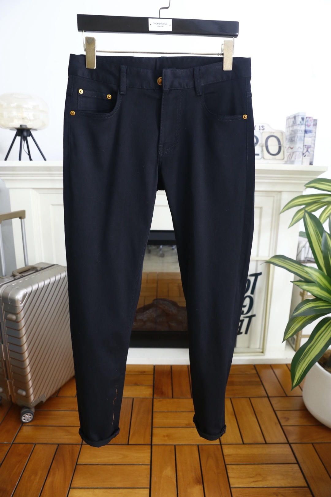 🔥古驰.2026春夏新品🆕时尚男士深色百搭休闲长裤简约利落的直筒剪裁，上身利落有型，日常穿着自在无束缚。