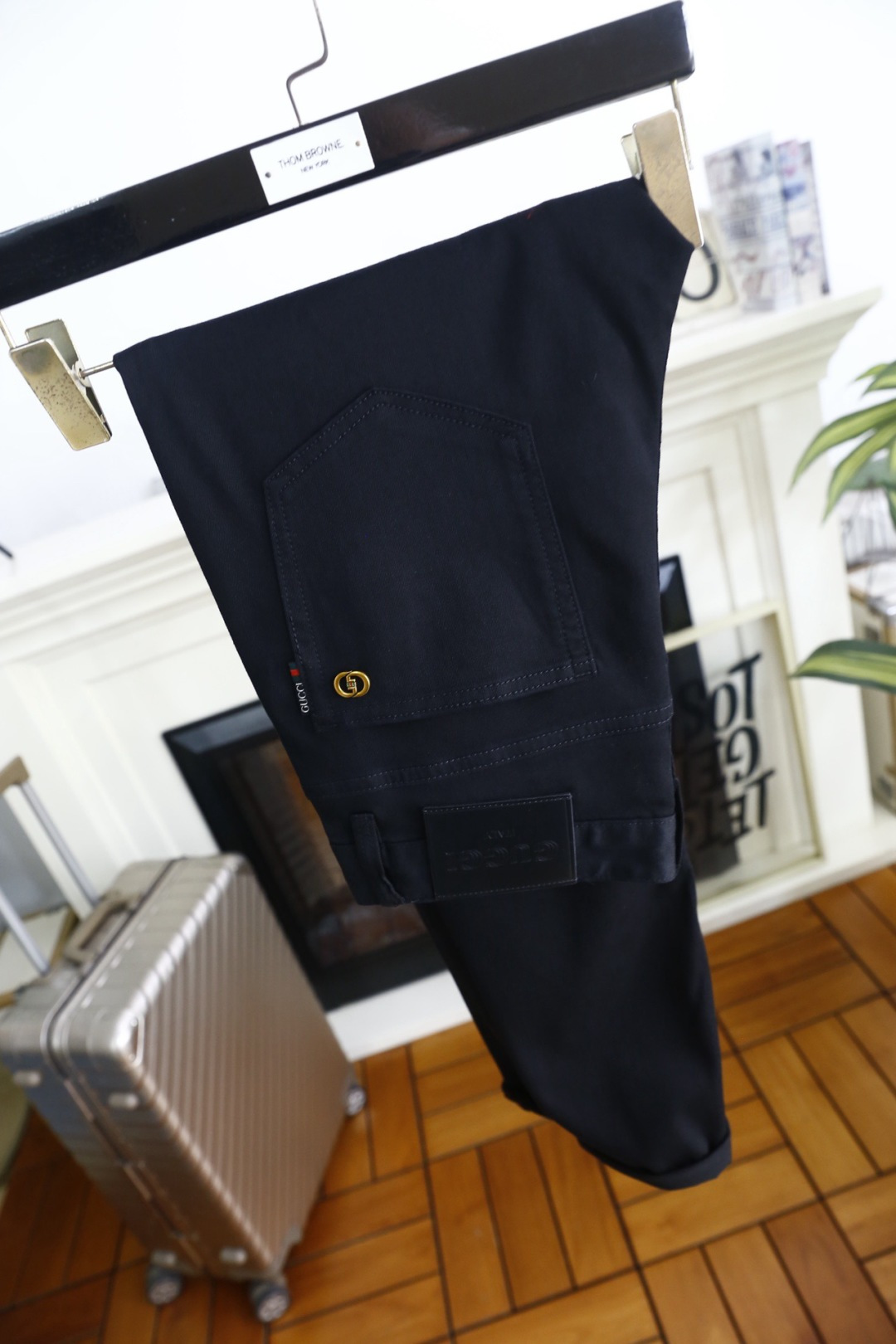 🔥古驰.2026春夏新品🆕时尚男士深色百搭休闲长裤简约利落的直筒剪裁，上身利落有型，日常穿着自在无束缚。