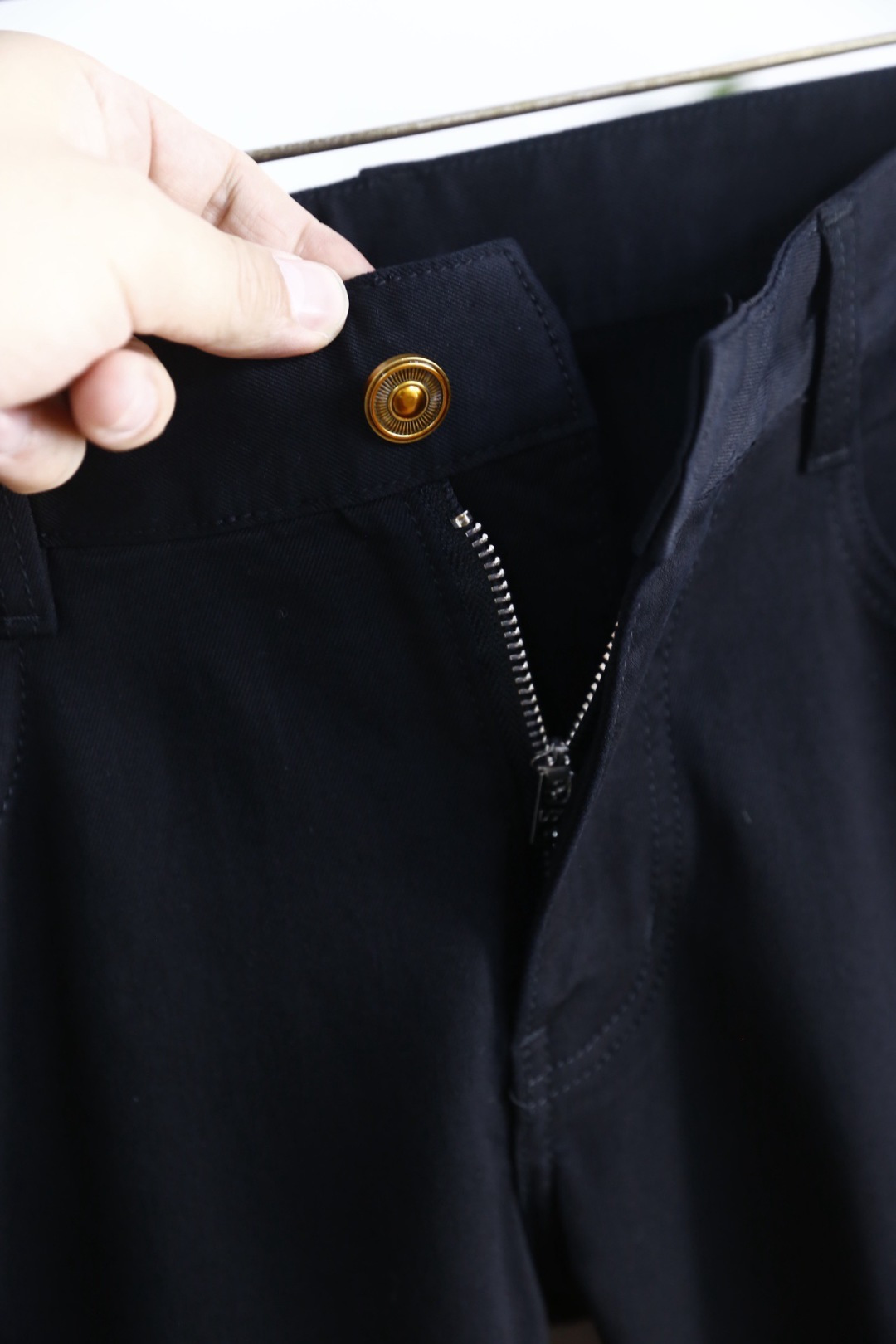 🔥古驰.2026春夏新品🆕时尚男士深色百搭休闲长裤简约利落的直筒剪裁，上身利落有型，日常穿着自在无束缚。