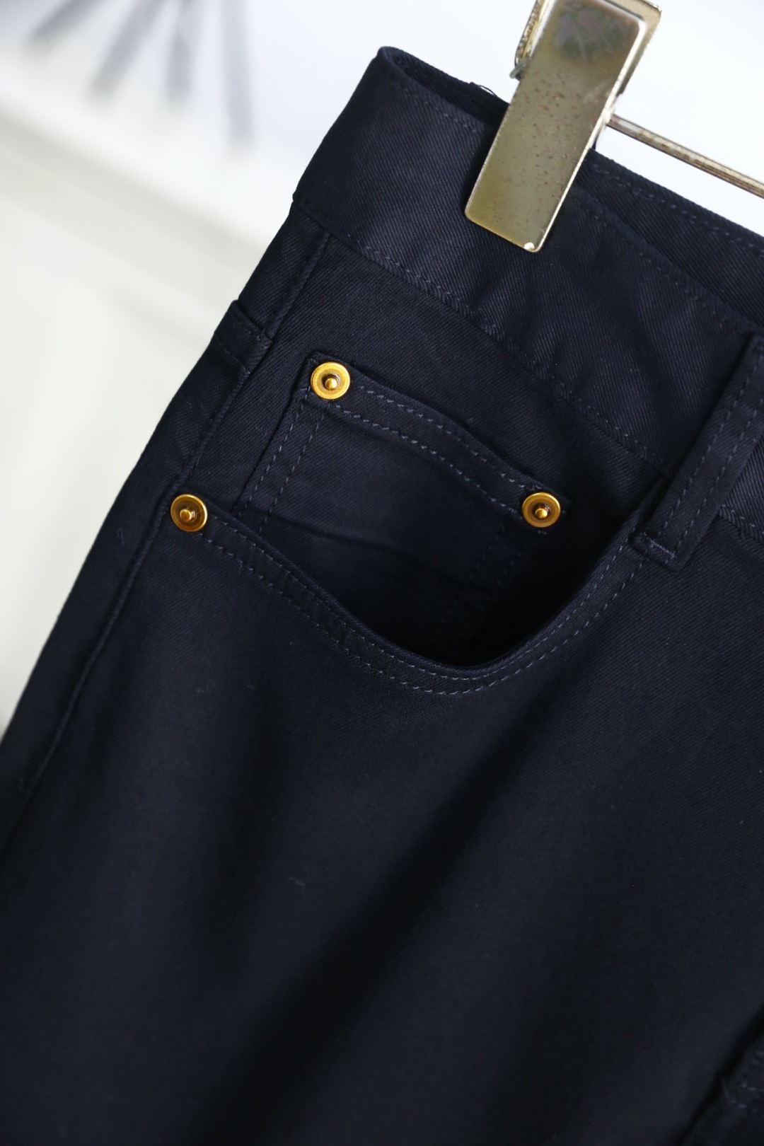 🔥古驰.2026春夏新品🆕时尚男士深色百搭休闲长裤简约利落的直筒剪裁，上身利落有型，日常穿着自在无束缚。