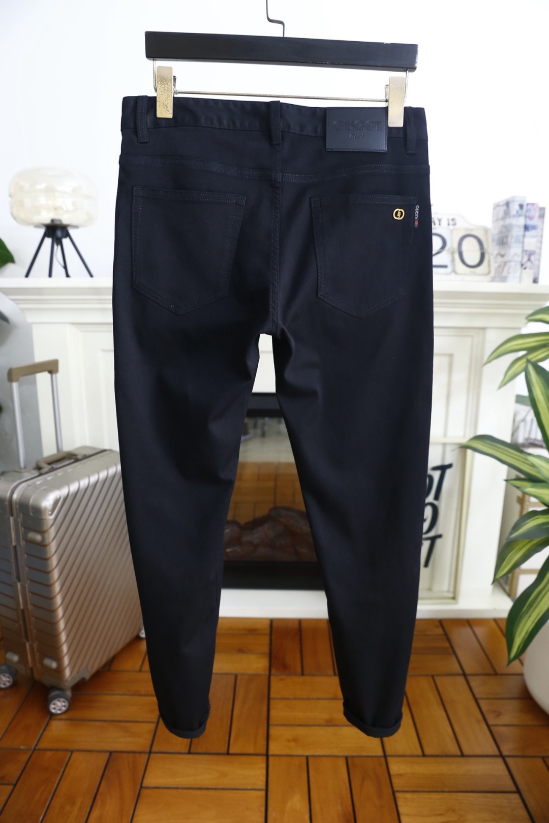 🔥古驰.2026春夏新品🆕时尚男士深色百搭休闲长裤简约利落的直筒剪裁，上身利落有型，日常穿着自在无束缚。