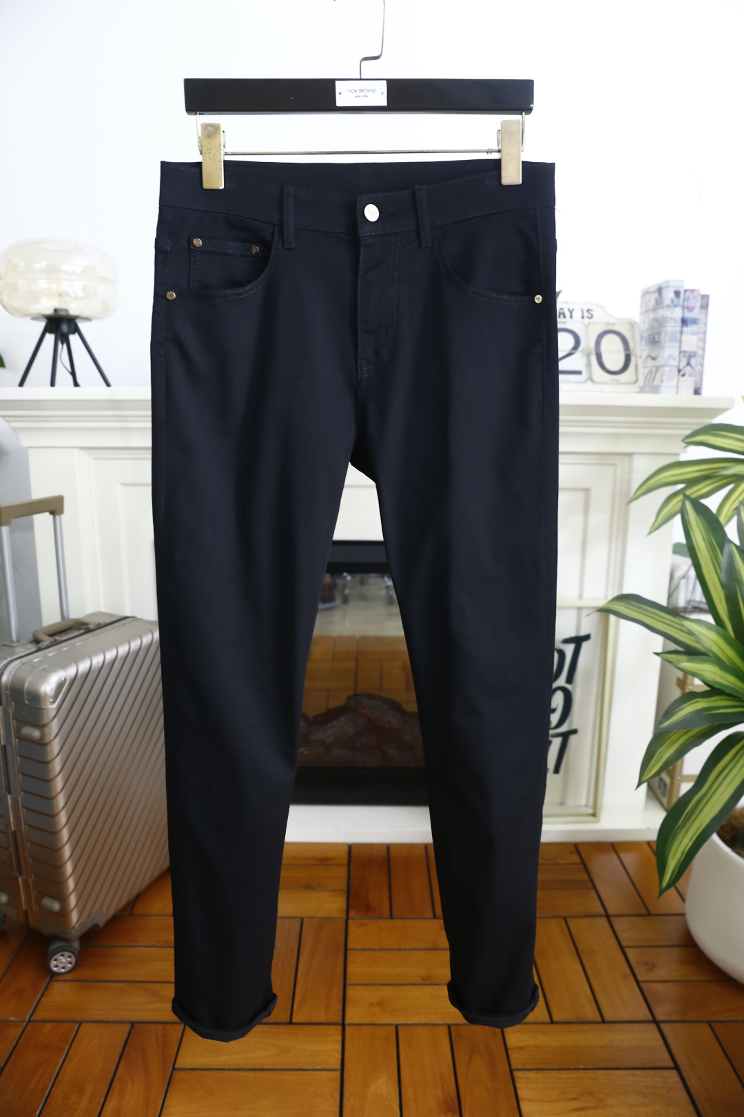 🔥阿玛尼.26夏季新品！男士经典黑色休闲裤承袭意式轻奢格调，后袋以立体鹰标与三色元素点缀，呼应品牌经典基