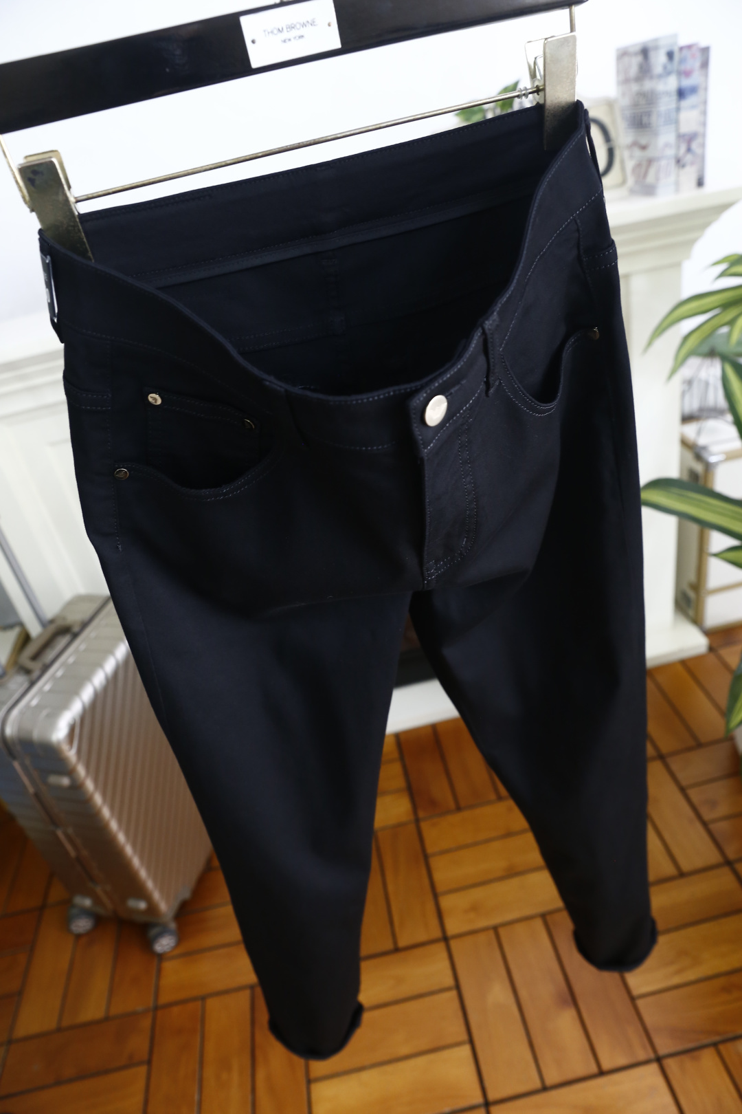 🔥阿玛尼.26夏季新品！男士经典黑色休闲裤承袭意式轻奢格调，后袋以立体鹰标与三色元素点缀，呼应品牌经典基