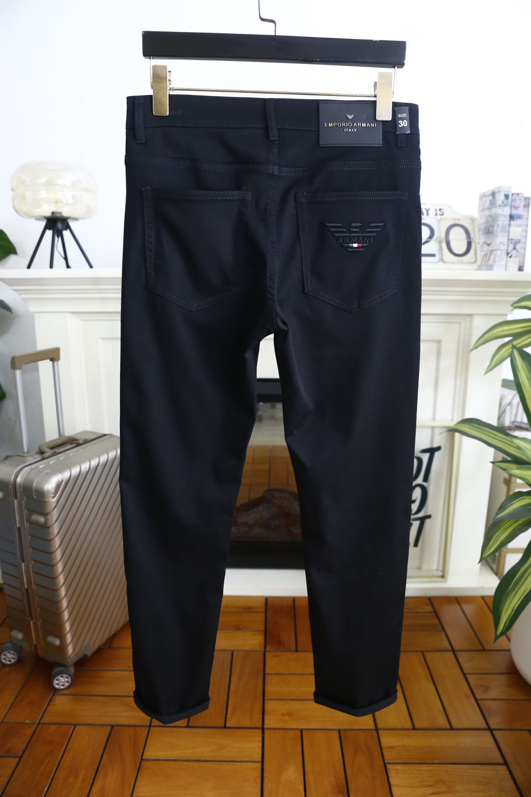 🔥阿玛尼.26夏季新品！男士经典黑色休闲裤承袭意式轻奢格调，后袋以立体鹰标与三色元素点缀，呼应品牌经典基