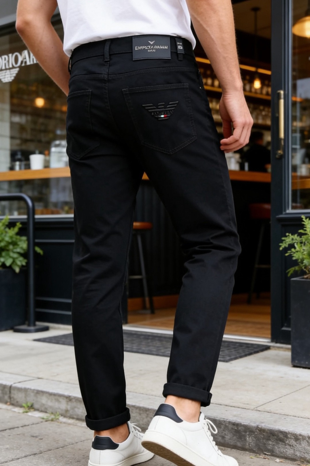 🔥阿玛尼.26夏季新品！男士经典黑色休闲裤承袭意式轻奢格调，后袋以立体鹰标与三色元素点缀，呼应品牌经典基