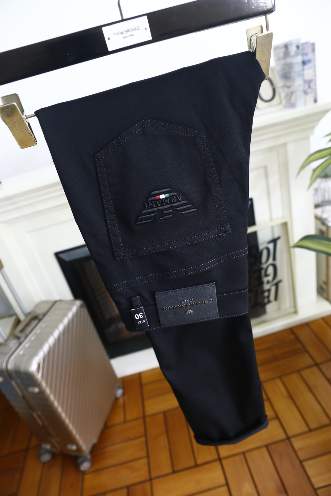 🔥阿玛尼.26夏季新品！男士经典黑色休闲裤承袭意式轻奢格调，后袋以立体鹰标与三色元素点缀，呼应品牌经典基