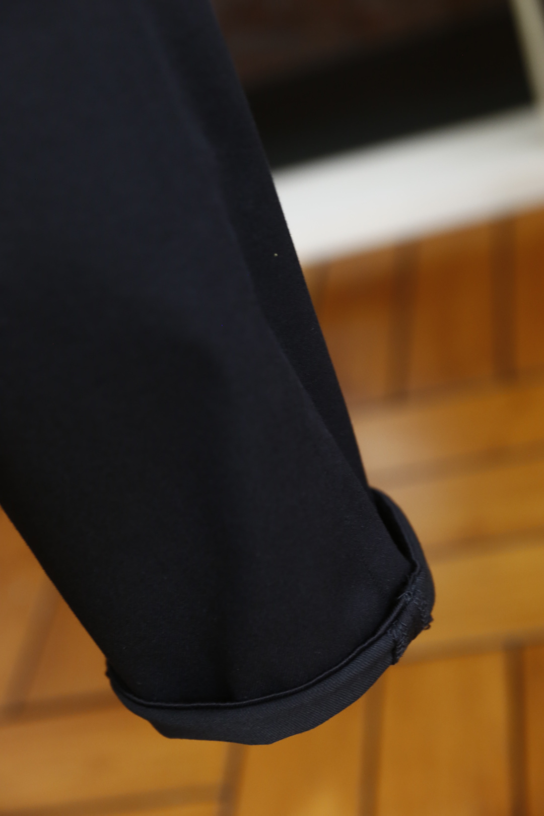 🔥阿玛尼.26夏季新品！男士经典黑色休闲裤承袭意式轻奢格调，后袋以立体鹰标与三色元素点缀，呼应品牌经典基