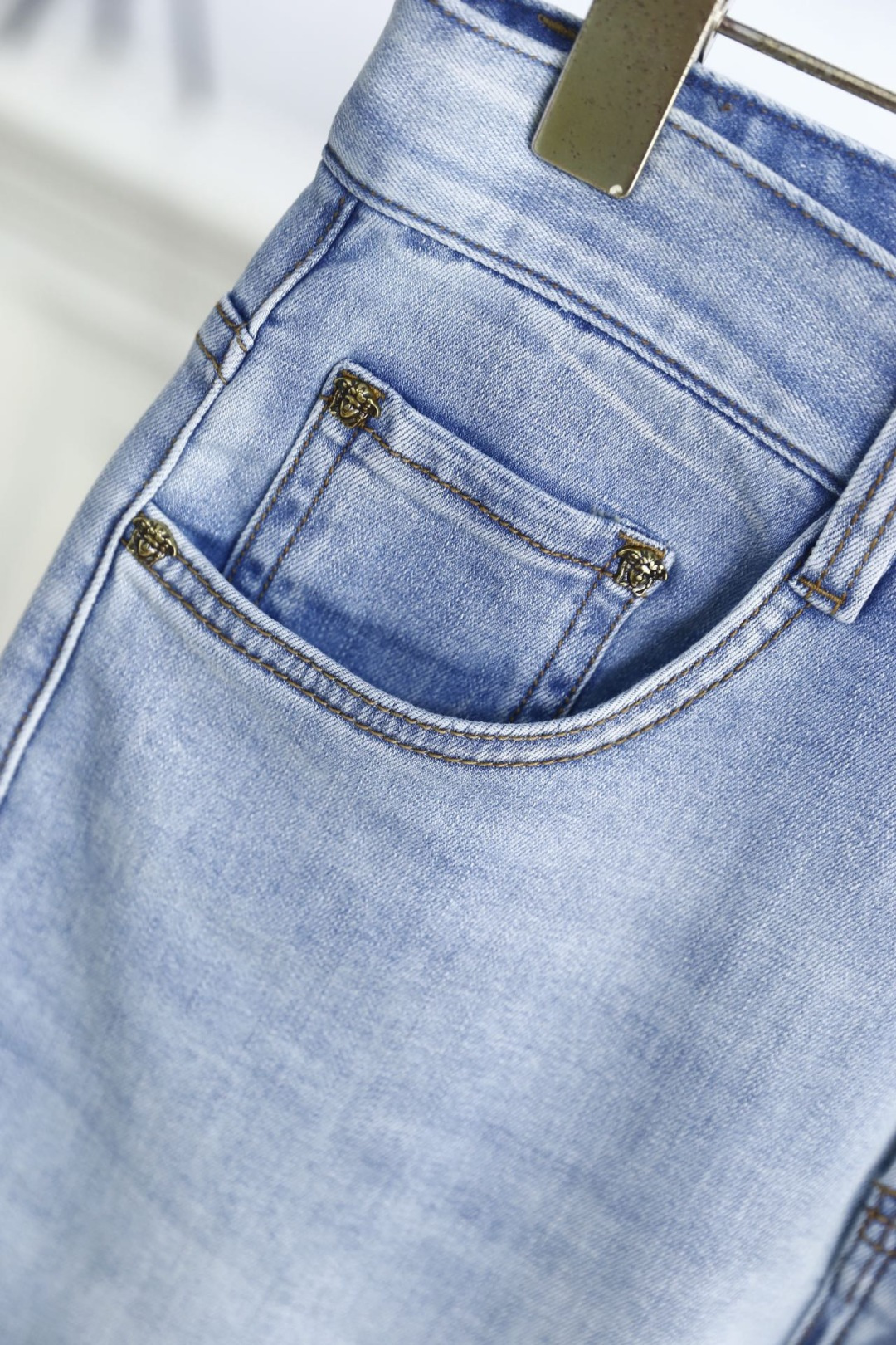 🔥范思泽.2026春夏新品！时尚潮流百搭男士浅色牛仔裤以经典直筒版型塑造利落线条，裤脚微卷设计增添随性腔