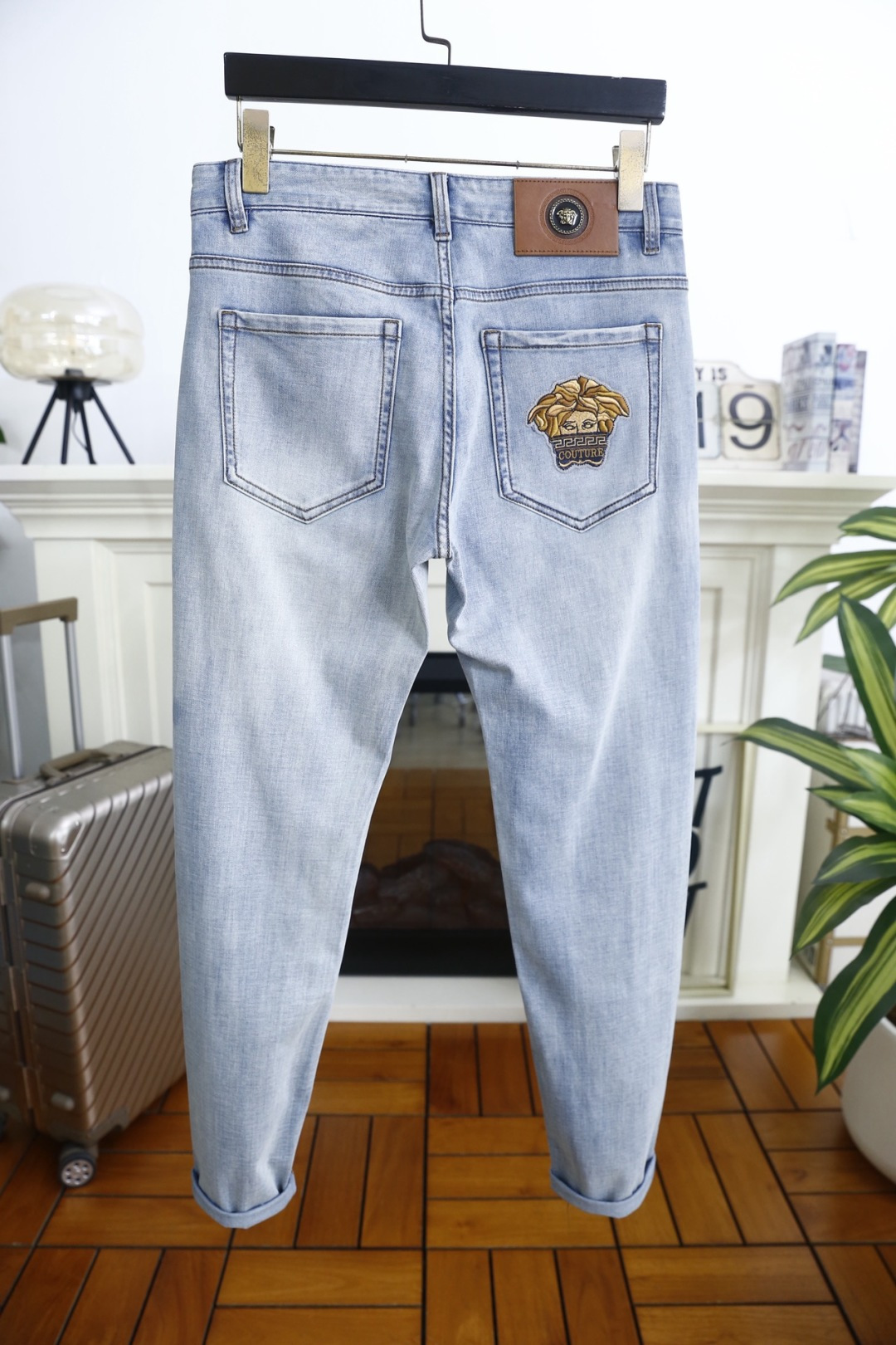 🔥范思泽.2026春夏新品！时尚潮流百搭男士浅色牛仔裤以经典直筒版型塑造利落线条，裤脚微卷设计增添随性腔