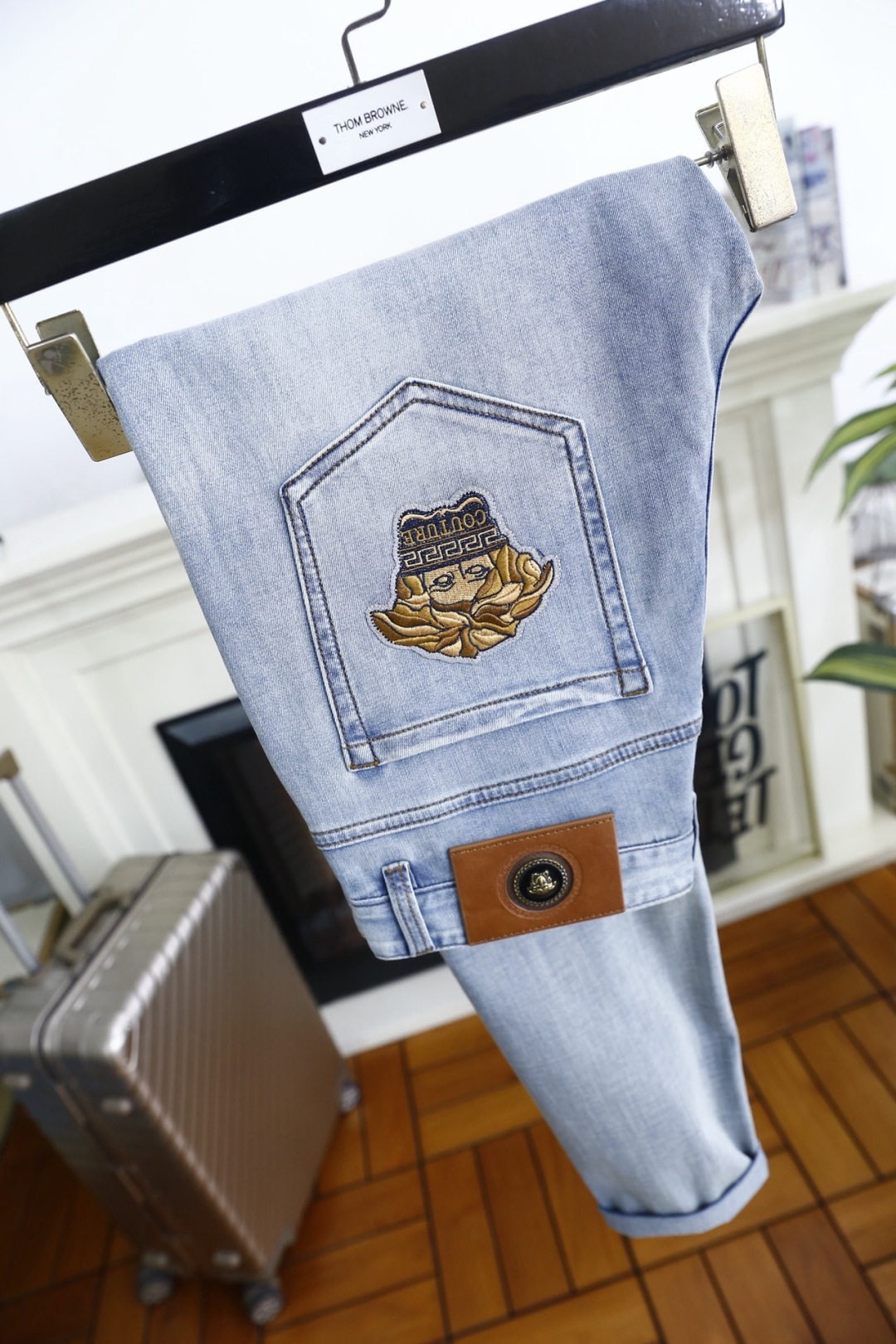 🔥范思泽.2026春夏新品！时尚潮流百搭男士浅色牛仔裤以经典直筒版型塑造利落线条，裤脚微卷设计增添随性腔