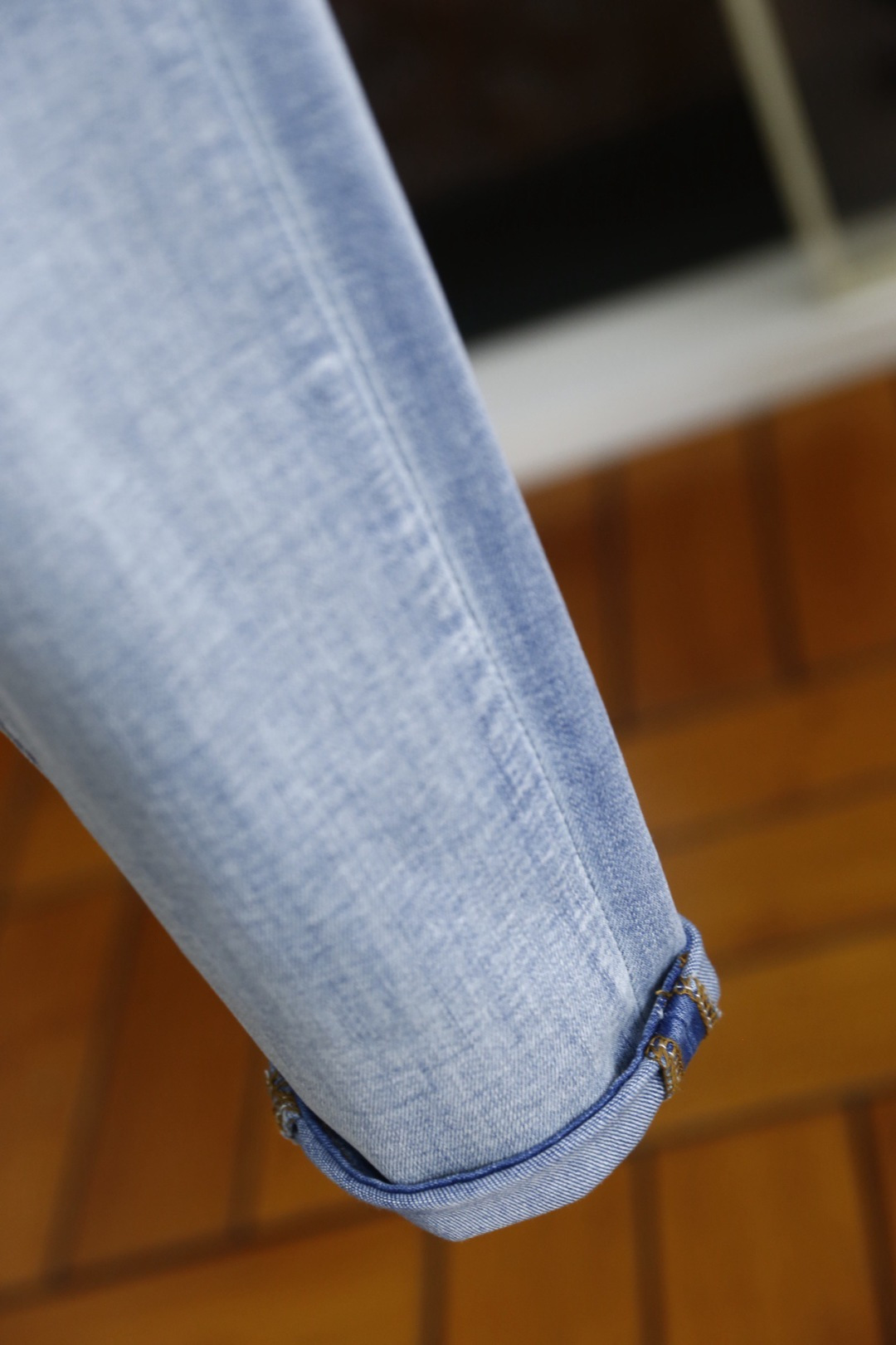 🔥范思泽.2026春夏新品！时尚潮流百搭男士浅色牛仔裤以经典直筒版型塑造利落线条，裤脚微卷设计增添随性腔