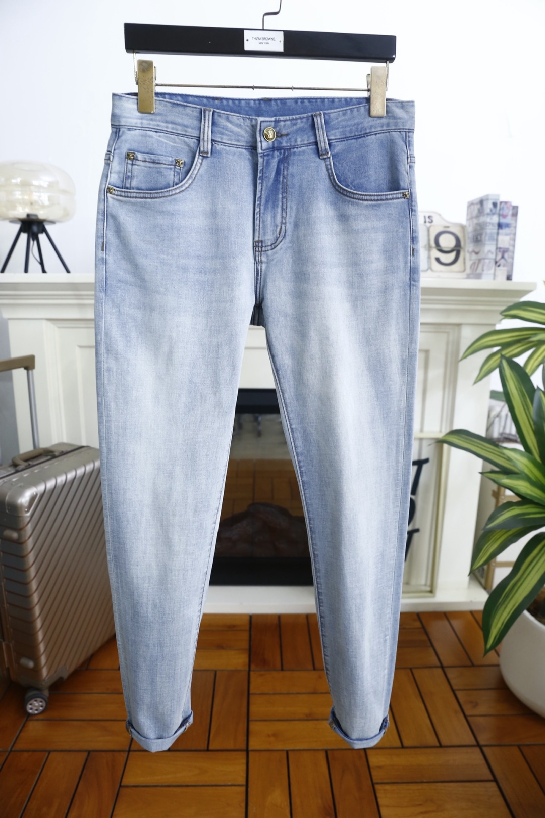 🔥范思泽.2026春夏新品！时尚潮流百搭男士浅色牛仔裤以经典直筒版型塑造利落线条，裤脚微卷设计增添随性腔