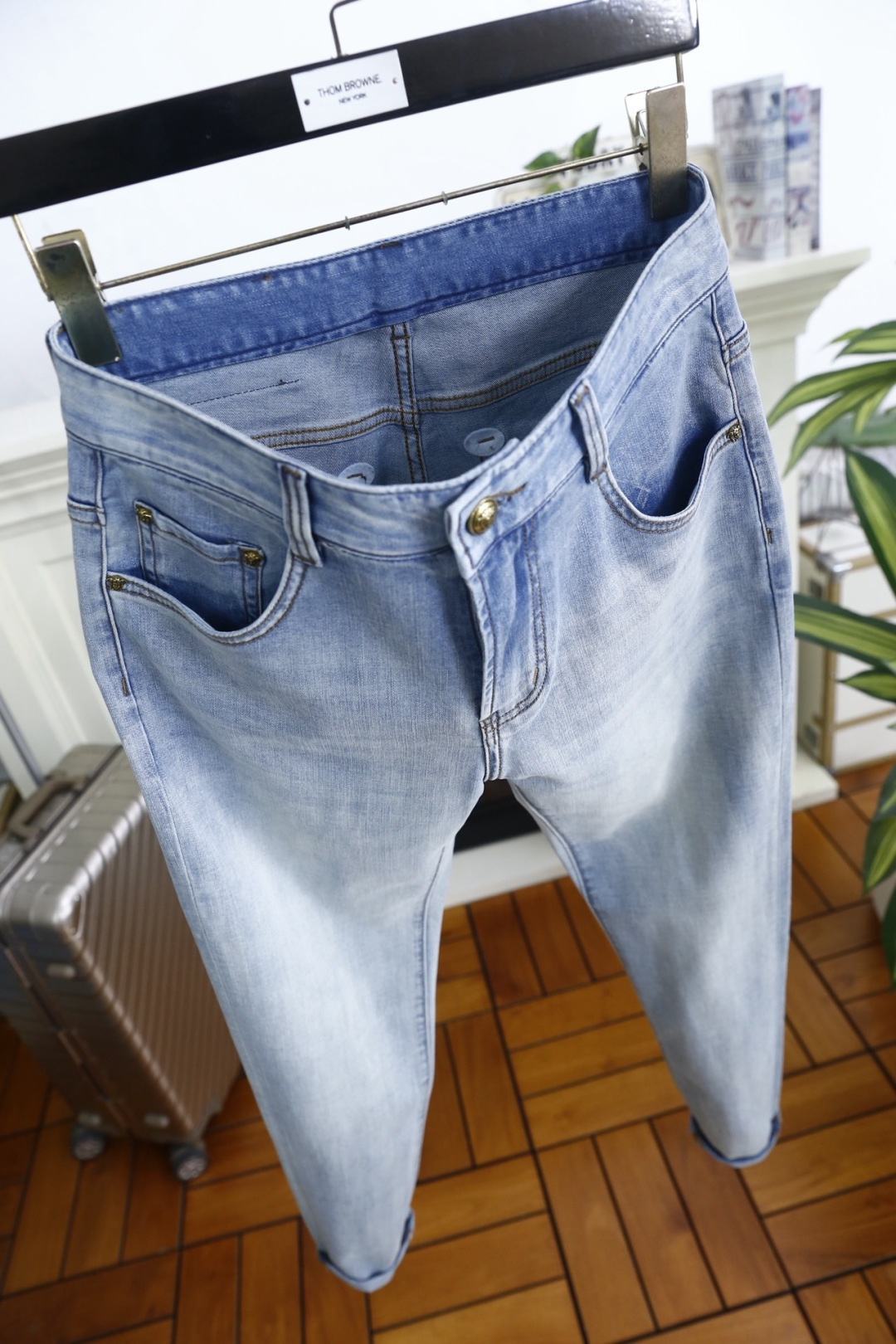 🔥范思泽.2026春夏新品！时尚潮流百搭男士浅色牛仔裤以经典直筒版型塑造利落线条，裤脚微卷设计增添随性腔