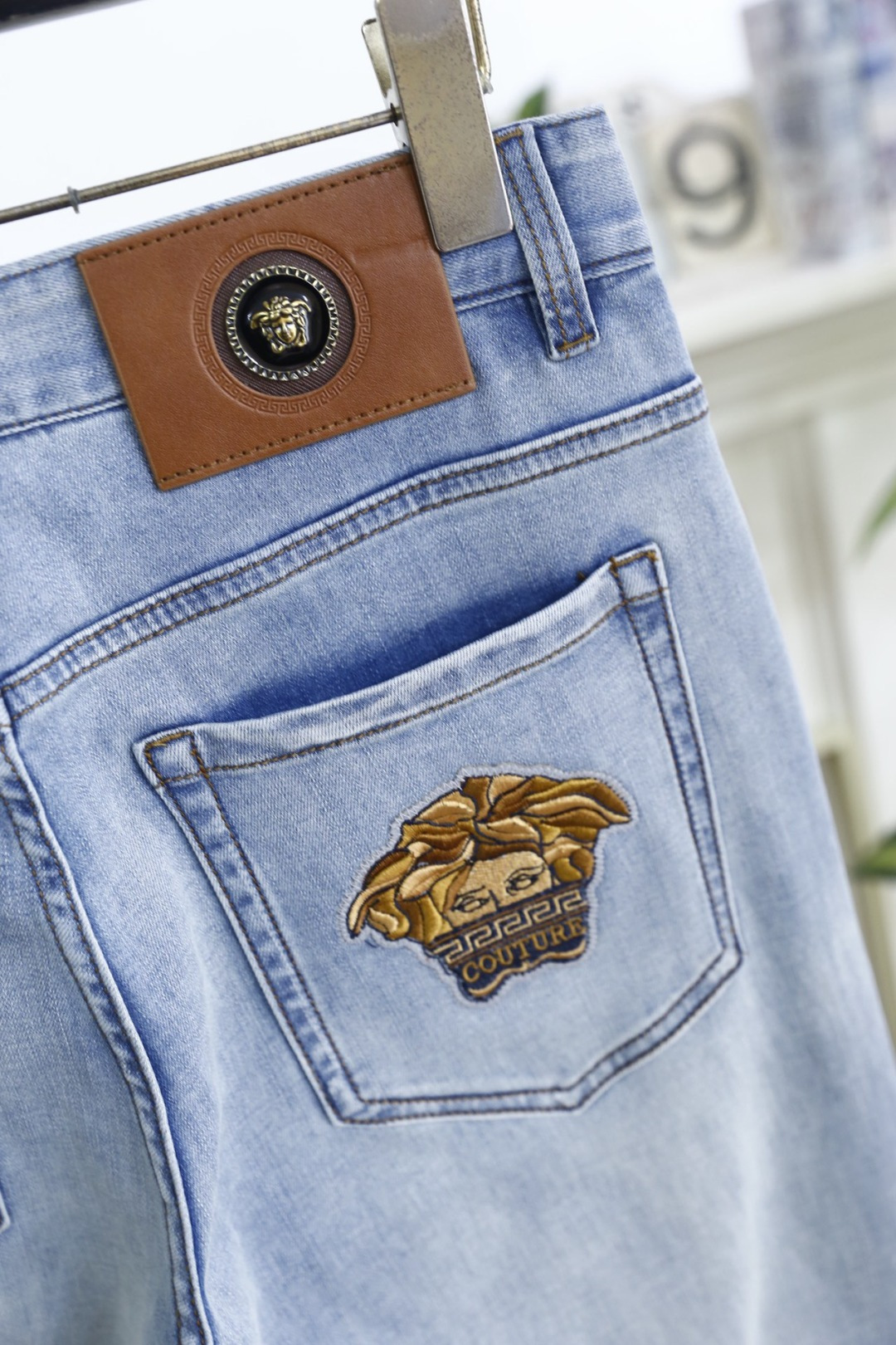 🔥范思泽.2026春夏新品！时尚潮流百搭男士浅色牛仔裤以经典直筒版型塑造利落线条，裤脚微卷设计增添随性腔