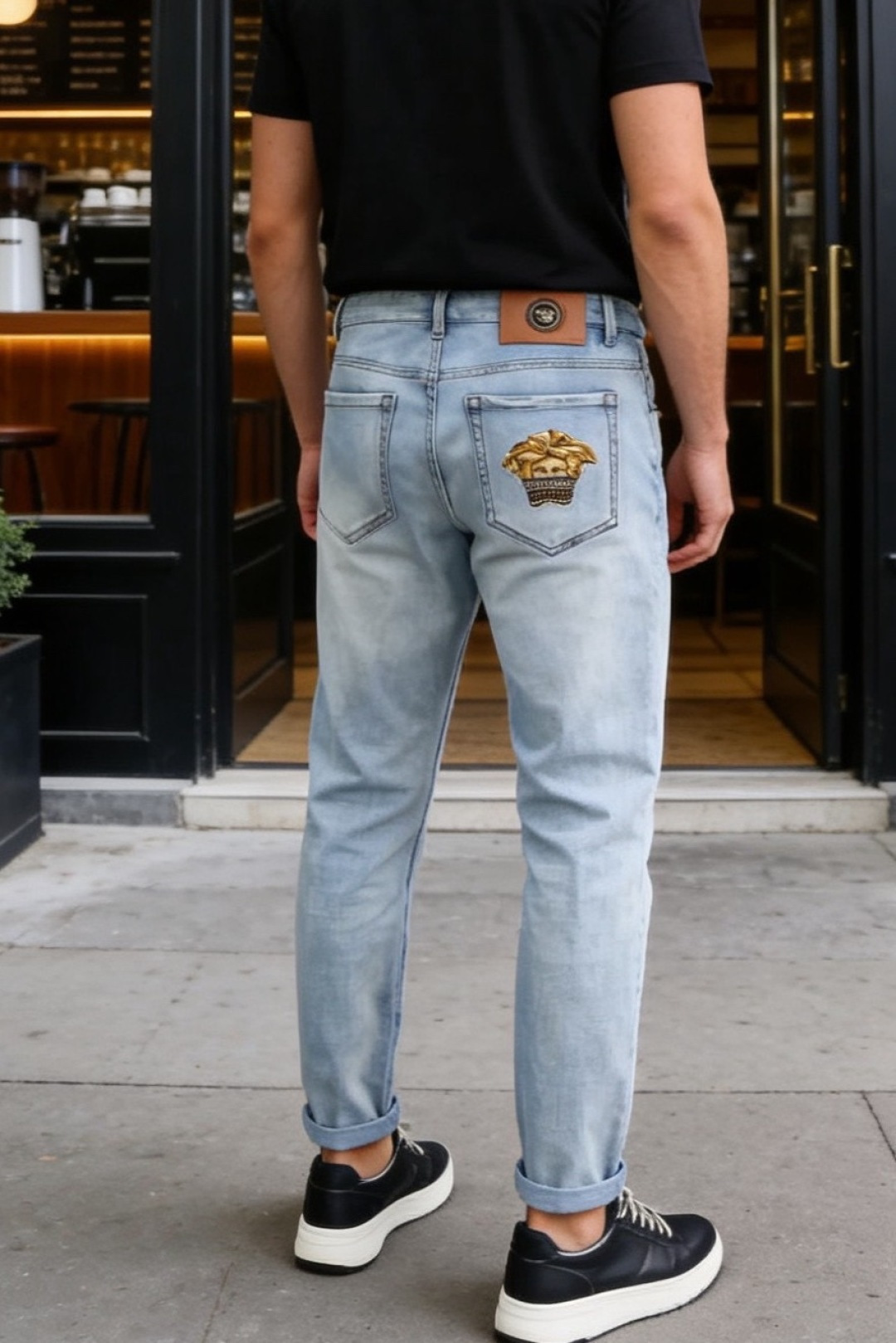 🔥范思泽.2026春夏新品！时尚潮流百搭男士浅色牛仔裤以经典直筒版型塑造利落线条，裤脚微卷设计增添随性腔