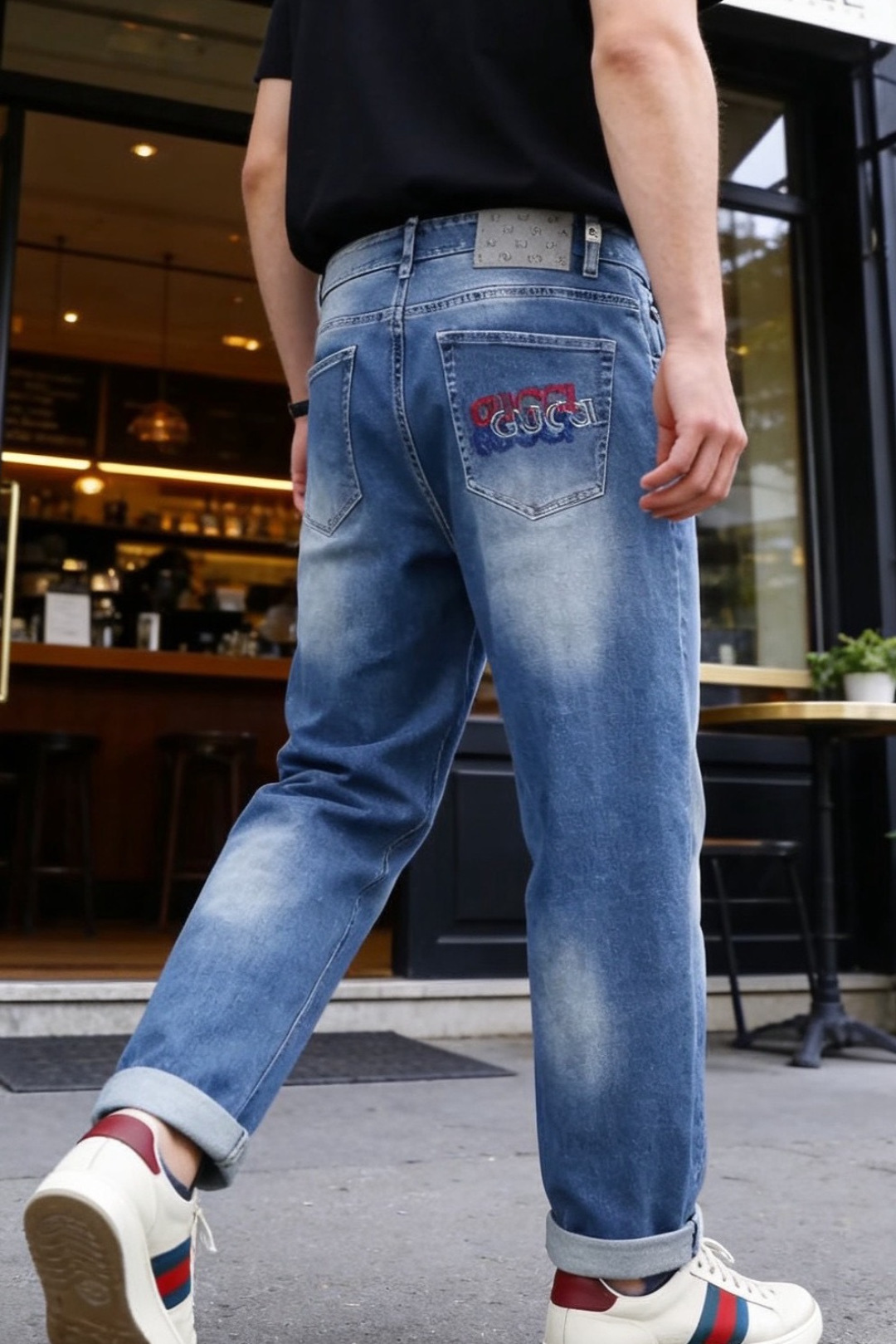 NO:830854,Gucci. 26 new summer products!  Fashionable and versatile men's jeans adopt a classic straight fit with clean lines and cuffed hems, making it easy to create a casual look. The contrasting embroidered logo on the back pocket is a finishing detail to enhance recognition and trendy texture. The washed and distressed treatment presents a natural gradient effect and a strong retro atmosphere. The classic waistband is paired with a brand logo leather patch to highlight the texture in the details. It is suitable for daily matching with casual shoes or sneakers. It is a practical item with both versatility and personality!  Sizes 28-36, 35 available!  Ships next day!  ,,gucci,jeans,19860909古驰. 26夏季新品！时尚潮流百搭男士牛仔裤采用经典直筒版型,线条利落,裤脚可翻边设计,轻松打造随性造型.后袋撞色刺绣标识作为点睛细节,提升辨识度与潮流质感.水洗做旧处理呈现自然渐变效果,复古氛围浓厚.经典腰头搭配品牌标识皮牌,细节处彰显质感,日常搭配休闲鞋或板鞋都很合适,是兼具百搭性与个性的实用单品！尺码28-36,有35！隔天出货！,,gucci,jeans,,Men's clothing