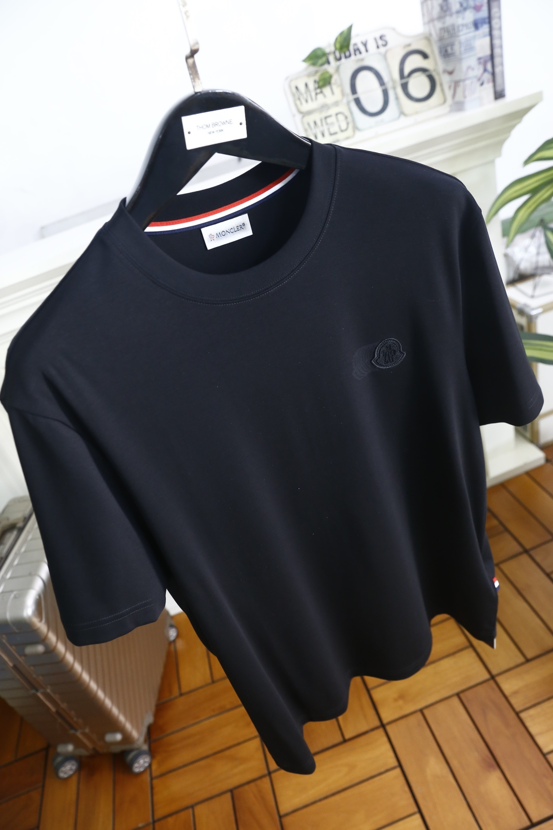 🔥蒙口. 26夏季新品！时尚轻奢高阶男士圆领短袖T恤，简约大气的经典圆领，贴合颈部线条，舒适贴合不易变形。利落得体的正常
