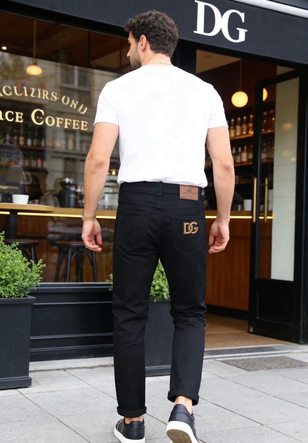 NO:842256,Dolce & Gabbana. 26 summer new fashion men's all-match casual pants adopt a classic mid-waist style, with neat lines, brand logos on the back pockets and waist tags, and a low-key texture. The trousers are tailored to fit the body shape, and the trouser legs are cuffed, with exquisite and attractive details. The overall shape is neat and not procrastinating, taking into account comfort and neatness. It is suitable for various occasions and can easily create a smart and stylish daily look. It is a versatile item that combines texture and practicality!  Sizes 29-38, 35 available!  Ships next day!  ,,Dolce&Gabbana,19860909杜嘉班纳. 26夏季新品时尚男士百搭休闲裤采用经典的中腰版型,线条利落,后袋与腰牌带有品牌标识,低调彰显质感.裤身剪裁贴合身形,裤脚做了翻边设计,细节精致耐看.整体版型利落不拖沓,兼顾舒适与利落感,适配多种场合穿搭,轻松打造干练有型的日常造型,是兼具质感与实用性的百搭单品！尺码29-38,有35！隔天出货！,,Dolce&Gabbana,,Men's clothing