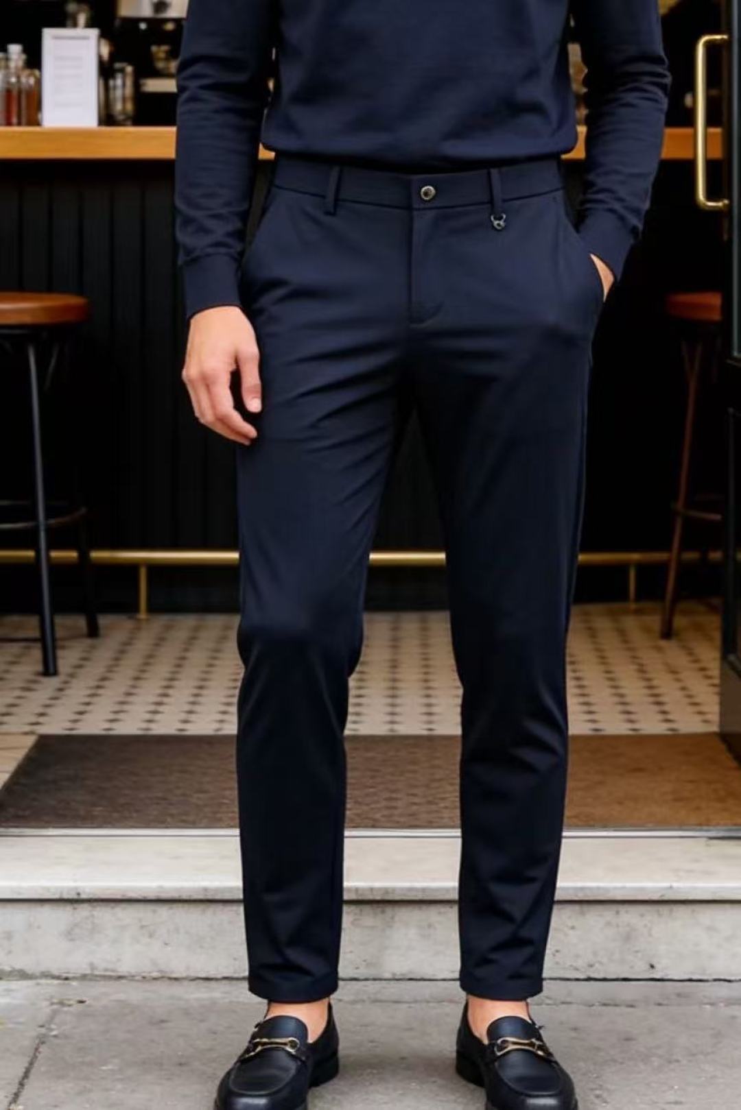 NO:842262,Valentino. 26 new summer products!  Fashionable men's thin casual trousers adopt a classic straight cut, with neat and straight lines, and the upper body modifies the leg shape, adapting to a variety of body shapes. The waist design is simple and elegant, with a metal snap placket, which is convenient to open and close, strong and durable, and the waist is decorated with exquisite metal decorative parts, giving it a full sense of detail.  Practical pockets are set up on both sides to store small items, which is both beautiful and practical. The pants are crisp and not draggy, and the nine-point pants are neatly tall and suitable for business commuting, daily leisure and other occasions. It can easily create a capable and stylish man's image. It is a versatile and practical item in the wardrobe!  Sizes 30-38, 35 available!  Ships next day!  ,,valentino,19860909华伦天奴. 26夏季新品！时尚男士薄款休闲西裤采用经典的直筒剪裁,线条利落挺括,上身修饰腿型,适配多种身形.腰头设计简约大气,搭配金属按扣门襟,开合便捷且牢固耐用,腰侧点缀精致金属装饰件,细节感拉满.两侧设置实用插袋,方便随身小物收纳,兼具美观与实用性.裤型挺括不拖沓,九分裤长利落显高,适配商务通勤、日常休闲等多场景穿搭,轻松打造干练有型的男士形象,是衣橱里的百搭实用单品！尺码30-38,有35！隔天出货！,,valentino,,Men's clothing