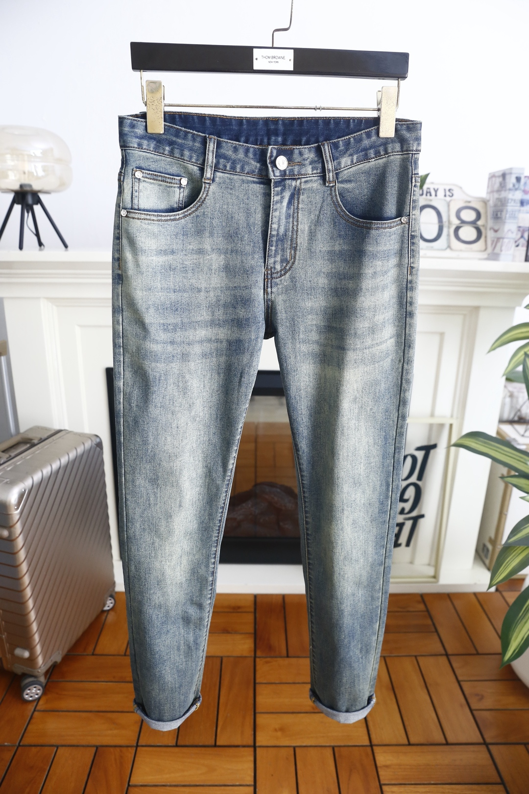 NO:918632,Louis Vuitton/LV. 26 new fashionable men's versatile jeans for summer adopt a classic mid-waist silhouette with clean lines, brand logos on the back pockets and waist tags, and a low-key texture. The trousers are tailored to fit the body shape, and the trouser legs are cuffed with exquisite and eye-catching details. The overall shape is neat and not procrastinating, taking into account comfort and neatness. It is suitable for various occasions and can easily create a smart and stylish daily look. It is a versatile item that combines texture and practicality!  Sizes 29-38, 35 available!  Ships next day!  ,,louis vuitton,louis vuitton,jeans,19860909路易威登/LV. 26夏季新品时尚男士百搭牛仔裤采用经典的中腰版型,线条利落,后袋与腰牌带有品牌标识,低调彰显质感.裤身剪裁贴合身形,裤脚做了翻边设计,细节精致耐看.整体版型利落不拖沓,兼顾舒适与利落感,适配多种场合穿搭,轻松打造干练有型的日常造型,是兼具质感与实用性的百搭单品！尺码29-38,有35！隔天出货！,,louis vuitton,louis vuitton,jeans,,Men's clothing