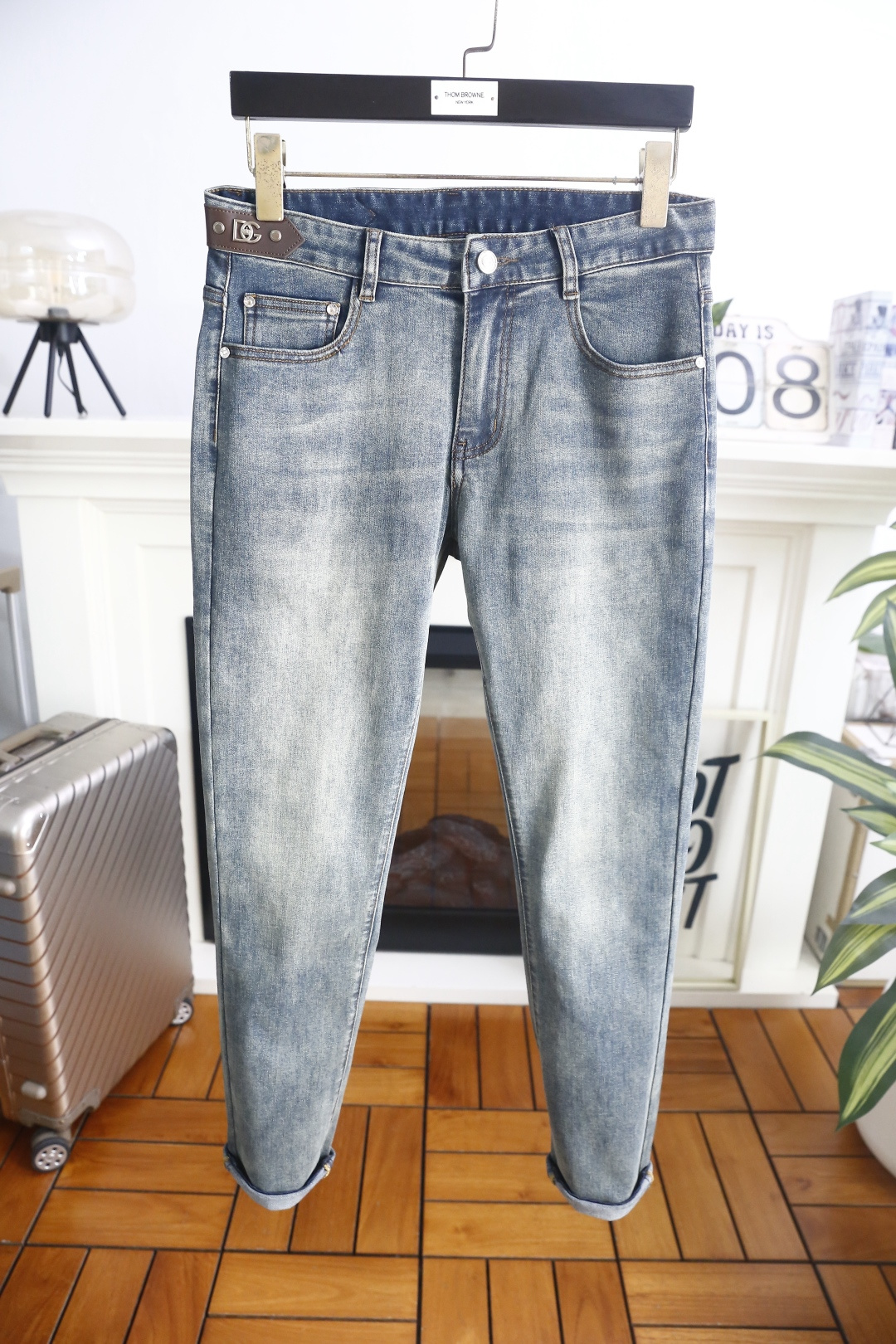 NO:918635,Dolce & Gabbana. 26 new fashionable men's all-match jeans for summer adopt a classic mid-waist silhouette with clean lines, brand logos on the back pockets and waist tags, and a low-key texture. The trousers are tailored to fit the body shape, and the trouser legs are cuffed, with exquisite and eye-catching details. The overall shape is neat and not procrastinating, taking into account comfort and neatness. It is suitable for various occasions and can easily create a smart and stylish daily look. It is a versatile item that combines texture and practicality!  Sizes 29-38, 35 available!  Ships next day!  ,,Dolce&Gabbana,jeans,19860909杜嘉班纳. 26夏季新品时尚男士百搭牛仔裤采用经典的中腰版型,线条利落,后袋与腰牌带有品牌标识,低调彰显质感.裤身剪裁贴合身形,裤脚做了翻边设计,细节精致耐看.整体版型利落不拖沓,兼顾舒适与利落感,适配多种场合穿搭,轻松打造干练有型的日常造型,是兼具质感与实用性的百搭单品！尺码29-38,有35！隔天出货！,,Dolce&Gabbana,jeans,,Men's clothing