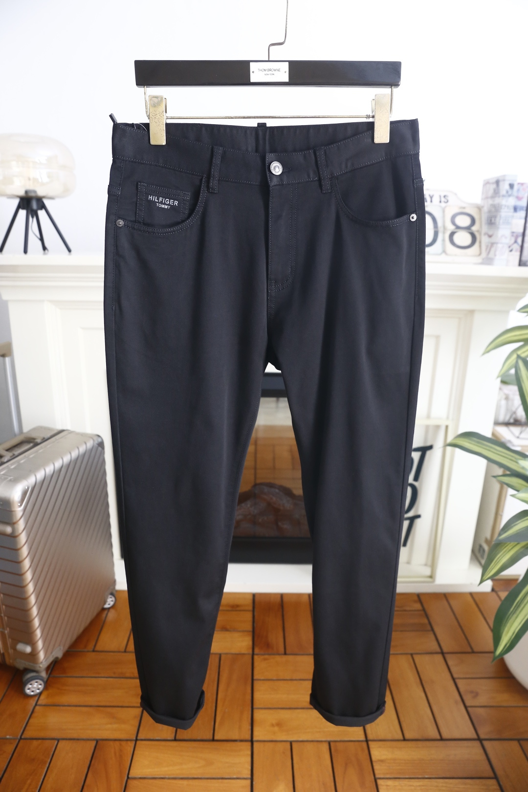 NO:918638,TB. 26 new summer fashionable men's all-match casual pants adopt a classic mid-waist style with clean lines, and the back pockets and waist tags are branded, showing off the texture in a low-key manner. The trousers are tailored to fit the body shape, and the trouser legs are cuffed with exquisite and eye-catching details. The overall shape is neat and not procrastinating, taking into account comfort and neatness. It is suitable for various occasions and can easily create a smart and stylish daily look. It is a versatile item that combines texture and practicality!  Sizes 29-38, 35 available!  Ships next day!  ,,19860909TB. 26夏季新品时尚男士百搭休闲裤采用经典的中腰版型,线条利落,后袋与腰牌带有品牌标识,低调彰显质感.裤身剪裁贴合身形,裤脚做了翻边设计,细节精致耐看.整体版型利落不拖沓,兼顾舒适与利落感,适配多种场合穿搭,轻松打造干练有型的日常造型,是兼具质感与实用性的百搭单品！尺码29-38,有35！隔天出货！,,,Men's clothing