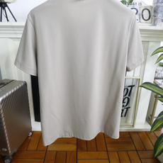 🔥巴宝莉. 26夏季新品!时尚男士百搭短袖T恤采用简约的圆领设计,领口做工利落规整。衣身线条干净流畅,剪裁合身,能很好地 🔥巴宝莉. 26夏季新品!时尚男士百搭短袖T恤采用简约的圆领设计,领口做工利落规整。衣身线条干净流畅,剪裁合身,能很好地