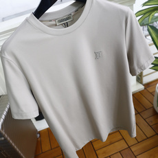 🔥巴宝莉. 26夏季新品!时尚男士百搭短袖T恤采用简约的圆领设计,领口做工利落规整。衣身线条干净流畅,剪裁合身,能很好地 🔥巴宝莉. 26夏季新品!时尚男士百搭短袖T恤采用简约的圆领设计,领口做工利落规整。衣身线条干净流畅,剪裁合身,能很好地