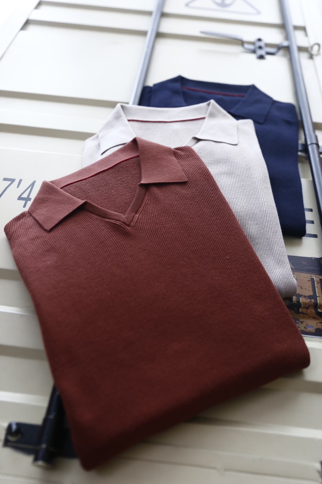 🔥Loro piana. 2026夏季新款🆕时尚男士短袖Polo衫，采用经典翻领搭配V型开领设计，领口内侧带有撞色细节点