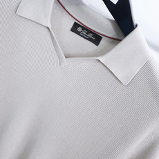 🔥Loro piana. 2026夏季新款🆕时尚男士短袖Polo衫,采用经典翻领搭配V型开领设计,领口内侧带有撞色细节点 🔥Loro piana. 2026夏季新款🆕时尚男士短袖Polo衫,采用经典翻领搭配V型开领设计,领口内侧带有撞色细节点