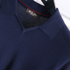 🔥Loro piana. 2026夏季新款🆕时尚男士短袖Polo衫,采用经典翻领搭配V型开领设计,领口内侧带有撞色细节点 🔥Loro piana. 2026夏季新款🆕时尚男士短袖Polo衫,采用经典翻领搭配V型开领设计,领口内侧带有撞色细节点