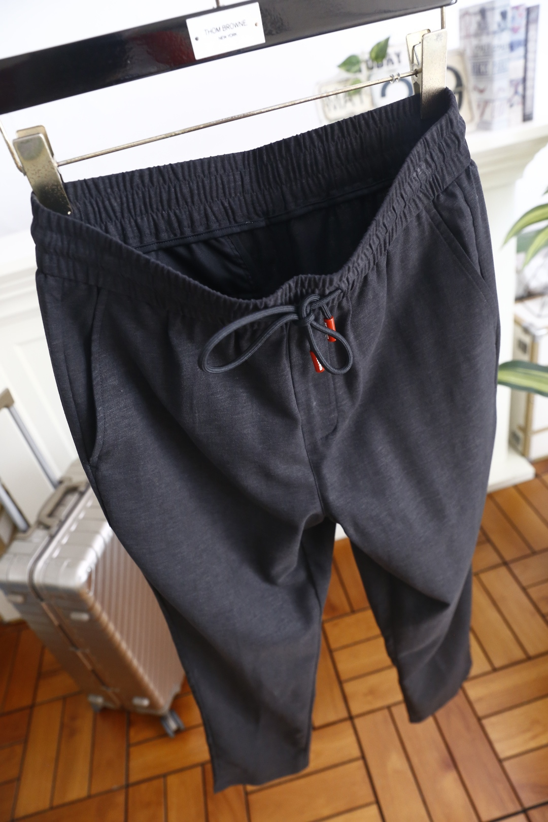 🔥kiton. 26夏季新品！时尚男士百搭休闲裤👍采用松紧腰头设计弱化腰围束缚，穿脱便捷且能适配多样腰型，后侧单口袋走线