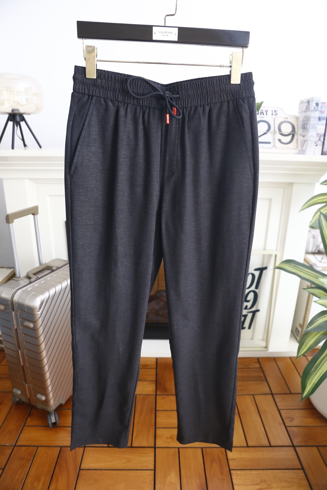 🔥kiton. 26夏季新品！时尚男士百搭休闲裤👍采用松紧腰头设计弱化腰围束缚，穿脱便捷且能适配多样腰型，后侧单口袋走线